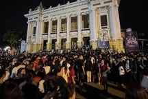 Xếp hàng xuyên đêm để nhận vé miễn phí concert “Việt Nam trong tôi”