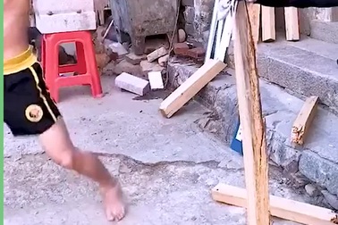 Choáng với kung-fu siêu đỉnh: Chân cứng như thép, dùng một tay đấm gạch