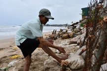 Người dân ven biển hối hả phòng chống bão số 9