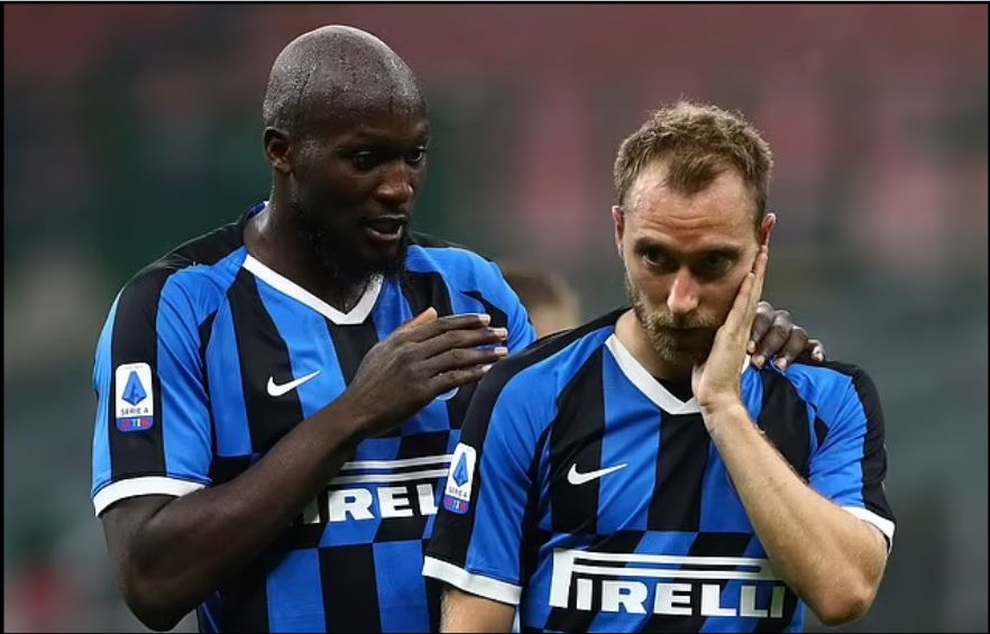 C.Ronaldo và Lukaku cùng động viên Eriksen sau giây phút kinh hoàng - 4 C.Ronaldo và Lukaku cùng động viên Eriksen sau giây phút kinh hoàng - 4
