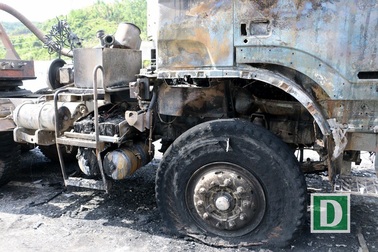 Xe bồn đang leo đèo bỗng bốc cháy dữ dội