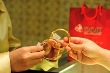 Giá vàng tiếp tục đi xuống