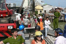 Trụ bê tông rơi, đè chết 1 công nhân