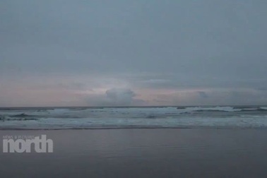 Hàng trăm người khỏa thân tắm biển để quyên tiền từ thiện