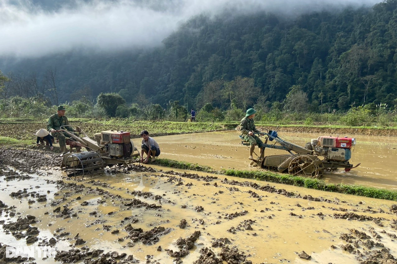 Kỳ tích ở thung lũng Rục Làn và chuyện lính biên phòng xóa say cho dân - 8 Kỳ tích ở thung lũng Rục Làn và chuyện lính biên phòng xóa say cho dân - 8