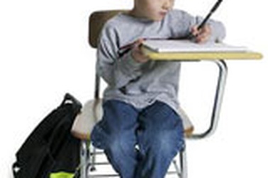 Bàn ghế... sai tiêu chuẩn - Bệnh học đường gia tăng 