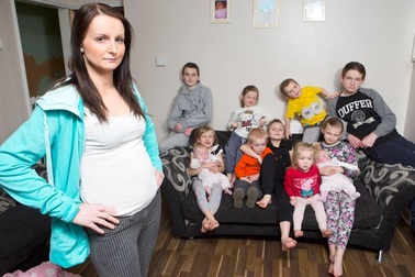 Vợ "máy đẻ" bị chồng "trăng hoa" phản bội khi đang mang thai đứa thứ 12