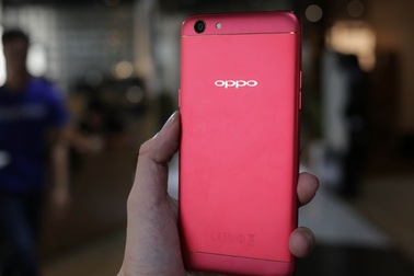 Đập hộp Oppo F3 màu đỏ chính hãng tại Việt Nam