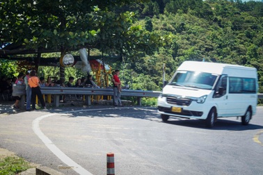 Hàng quán xây trái phép ngay khúc cua "tử thần" trên đèo Hải Vân