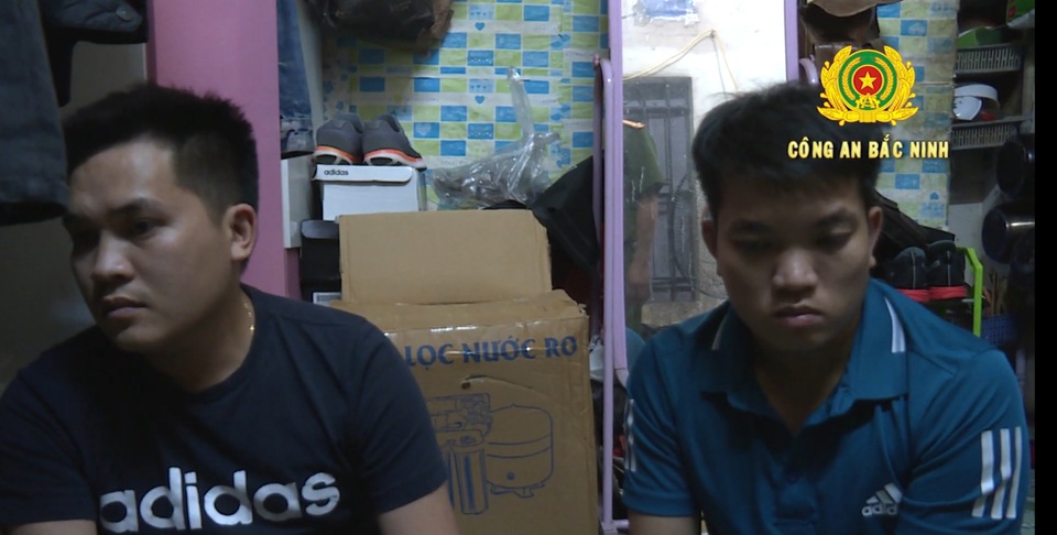 Đôi vợ chồng làm giả giấy tờ lừa đảo hơn 70 xe ô tô, thu lợi 40 tỷ đồng - 3 Đôi vợ chồng làm giả giấy tờ lừa đảo hơn 70 xe ô tô, thu lợi 40 tỷ đồng - 3