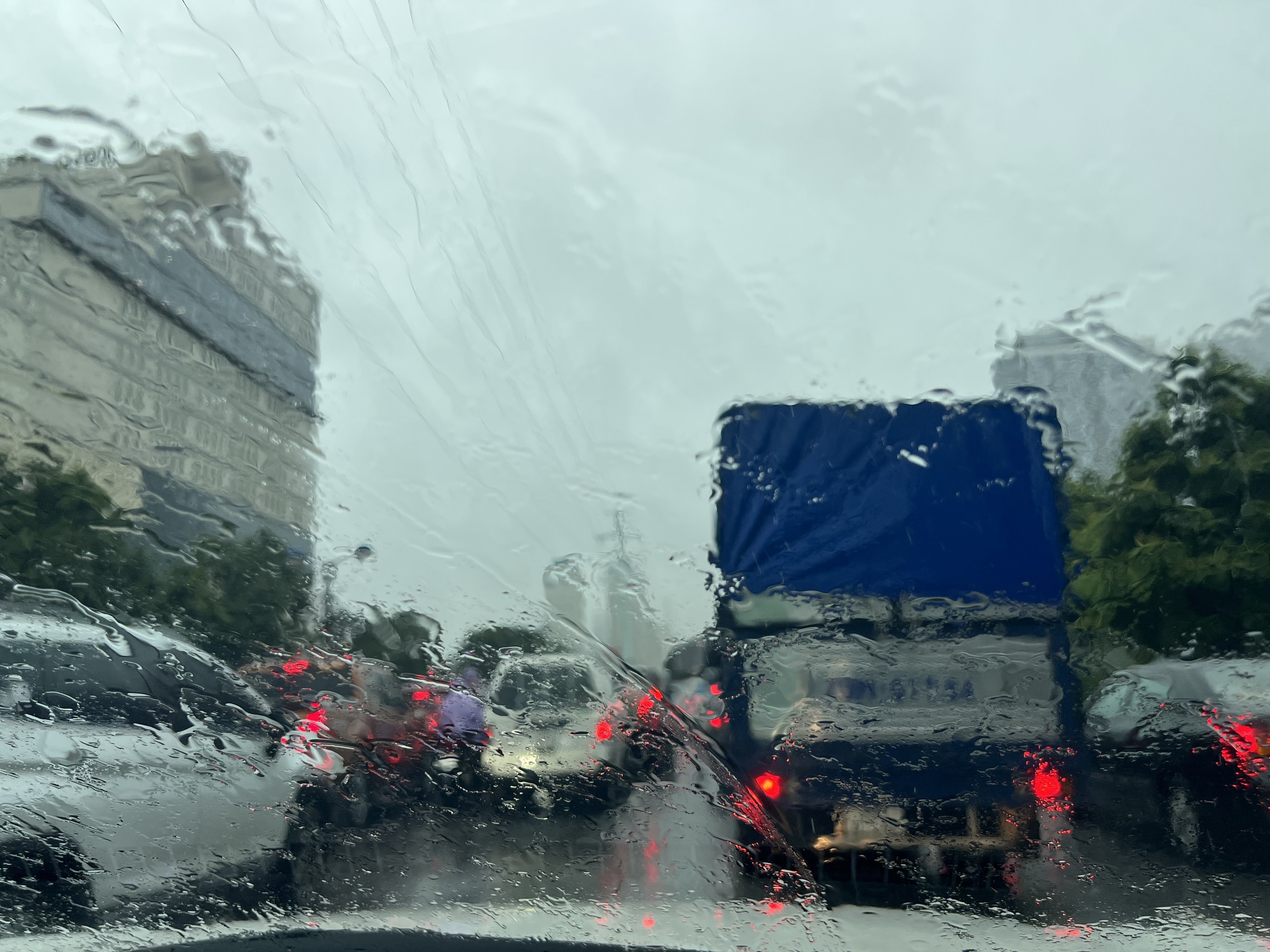 ហាណូយ៖ បុគ្គលិកការិយាល័យហ៊ានភ្លៀងទាំងព្រឹកមកដល់កន្លែងធ្វើការទាន់ពេលវេលាសម្រាប់អាហារថ្ងៃត្រង់ - ២ Hà Nội: Dân văn phòng dầm mưa cả sáng, đến chỗ làm chỉ kịp giờ... cơm trưa - 2