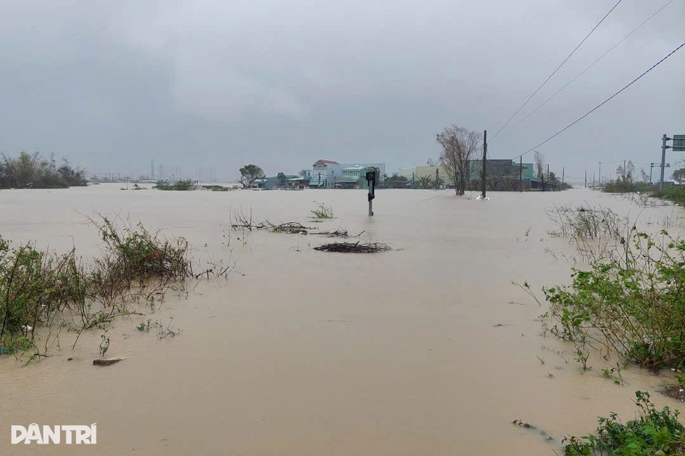 Diễn biến trận đại hồng thủy ở miền Trung, nhiều nơi chìm trong biển nước - 4 Diễn biến trận đại hồng thủy ở miền Trung, nhiều nơi chìm trong biển nước - 4