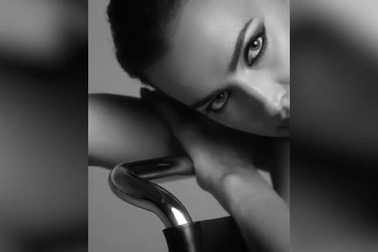 Irina Shayk xuất hiện gợi cảm trong quảng cáo thời trang