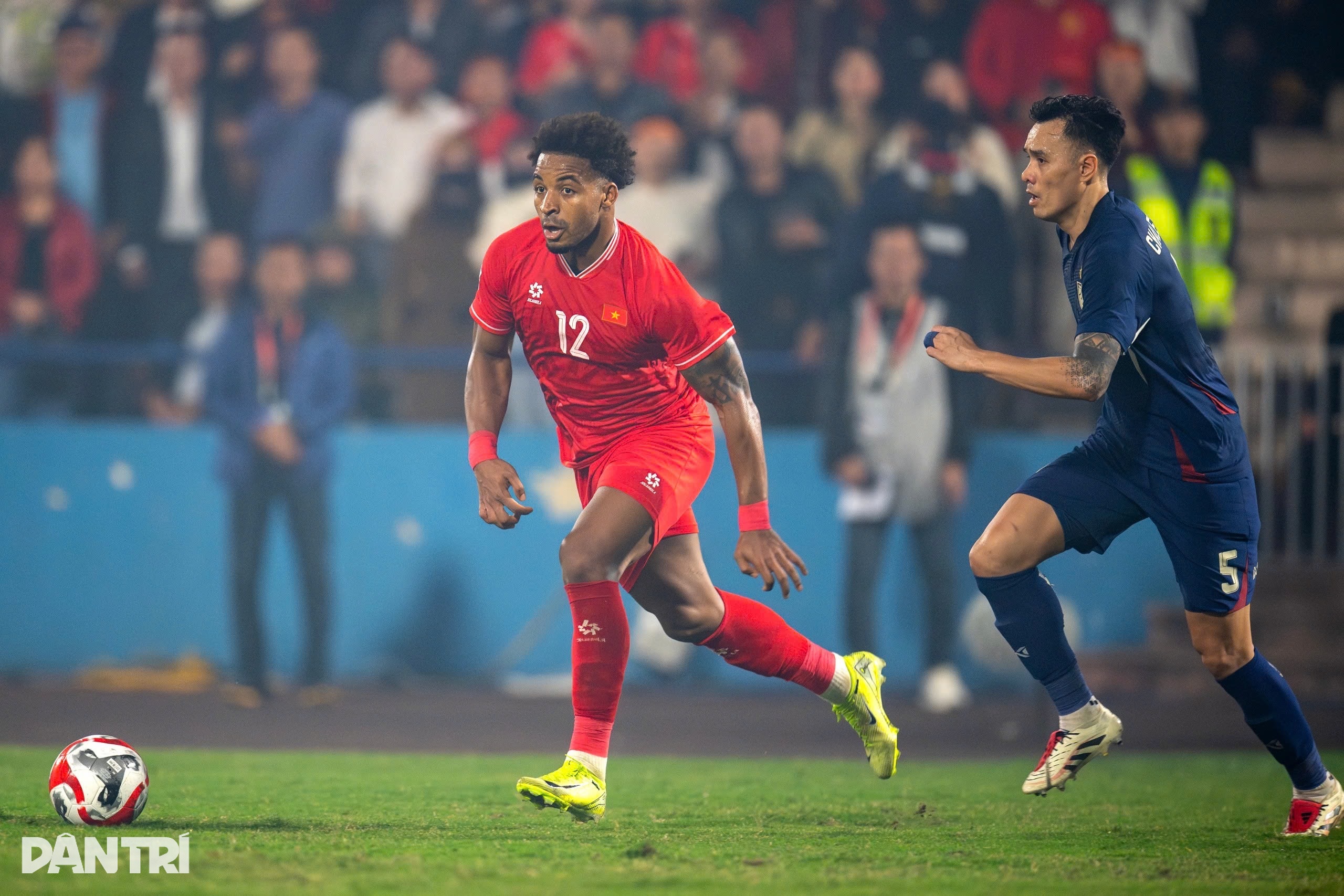 Xuan Son ទុក Supachok នៅឆ្ងាយក្នុងការបោះឆ្នោតជ្រើសរើសខ្សែប្រយុទ្ធល្អបំផុតប្រចាំ AFF Cup - ១ Xuân Son bỏ xa Supachok ở cuộc bầu chọn tiền đạo hay nhất AFF Cup - 1