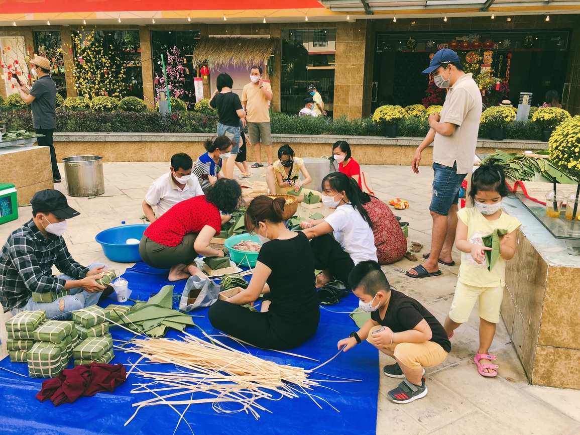Dân chung cư quây quần gói bánh chưng, cắm trại luộc bánh xuyên đêm ở TPHCM - 1 Dân chung cư quây quần gói bánh chưng, cắm trại luộc bánh xuyên đêm ở TPHCM - 1