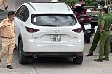 Ô tô vượt chốt kiểm dịch, ép CSGT ngã xuống đường