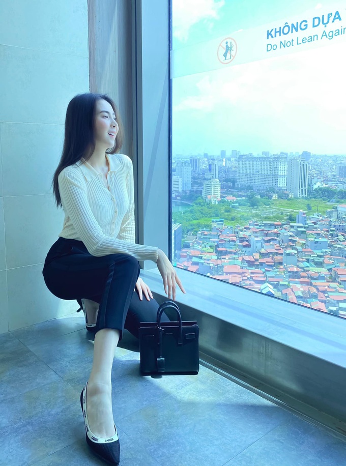 Nhìn MC Mai Ngọc là ra được khối ý tưởng diện lại đồ cũ mà vẫn ghi điểm mặc đẹp trong ngày giao mùa - Ảnh 5. Nhìn MC Mai Ngọc là ra được khối ý tưởng diện lại đồ cũ mà vẫn ghi điểm mặc đẹp trong ngày giao mùa - Ảnh 5.
