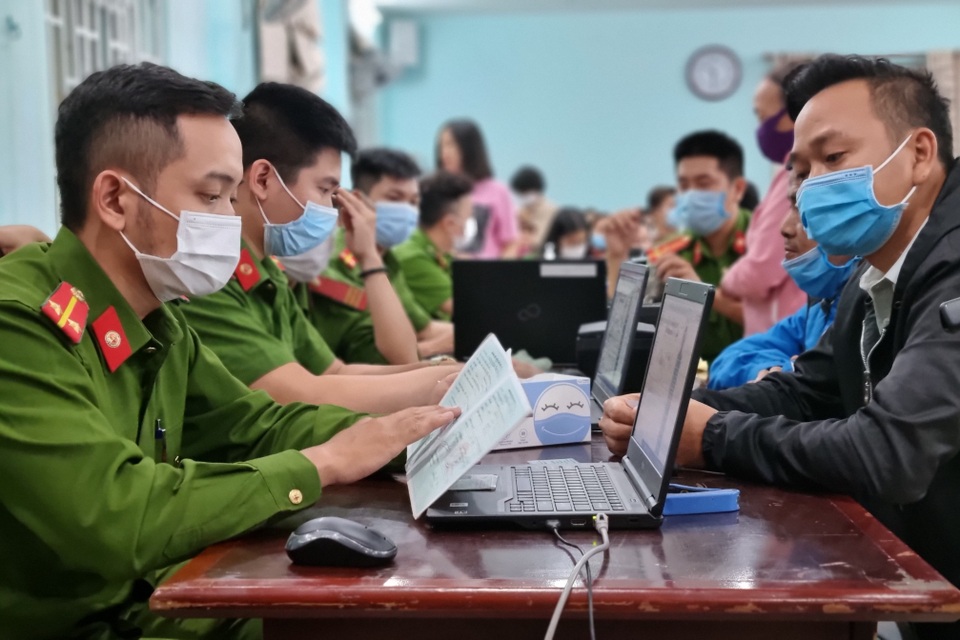 Nửa đêm công an đến tận nhà dân làm thẻ căn cước - 5 Nửa đêm công an đến tận nhà dân làm thẻ căn cước - 5