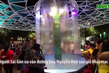 Háo hức chờ khai mạc, du khách nước ngoài chuẩn bị áo dài, nón lá trước cả tuần