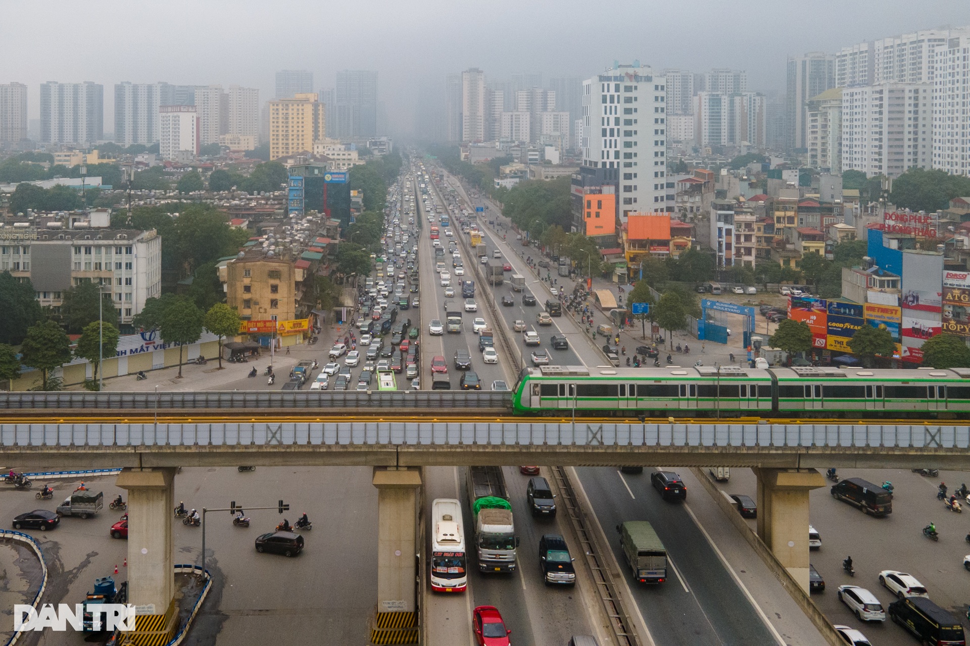 Người dân lỉnh kỉnh đồ đạc rời Hà Nội về quê ăn Tết - 1 Người dân lỉnh kỉnh đồ đạc rời Hà Nội về quê ăn Tết - 1