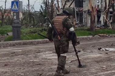 Lính Nga rà phá bom mìn tại nhà máy Azvostal