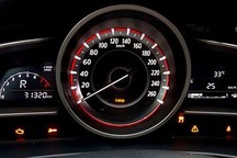 Vì sao xe Mazda3 hiện hàng loạt đèn vàng?