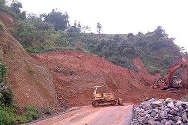 Hàng nghìn m3 đất vùi lấp hai người đi đường