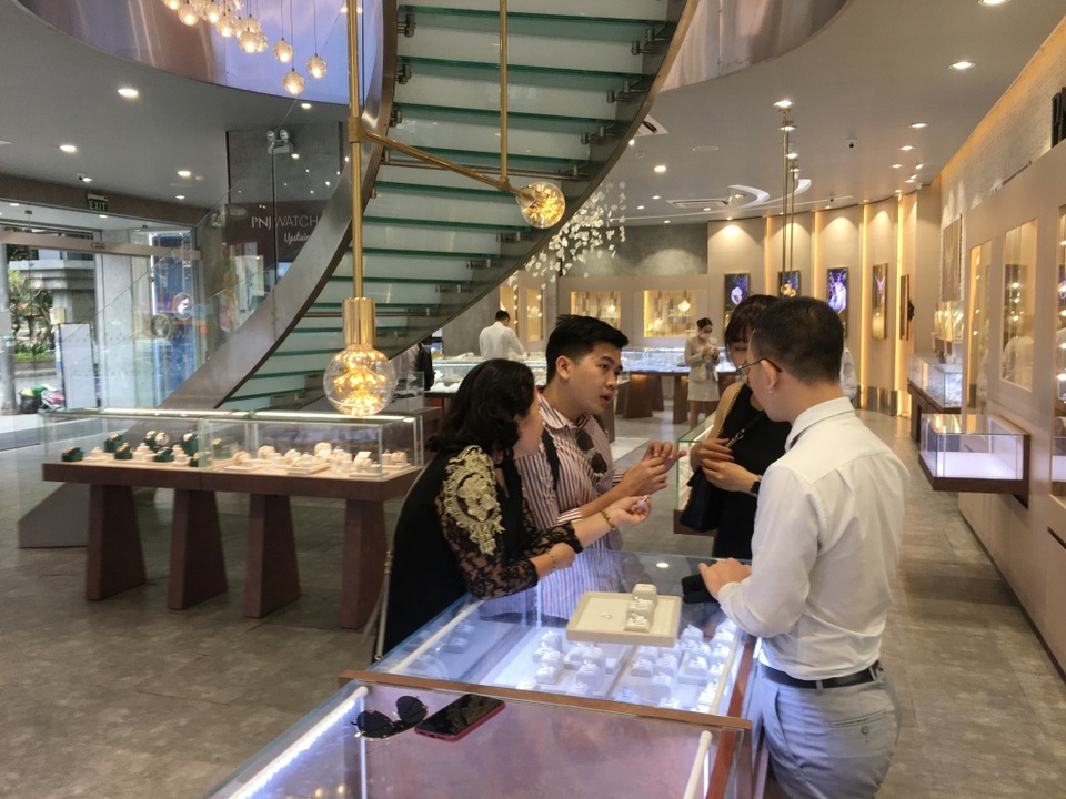 Giá vàng quay đầu giảm, người dân nhanh chân bán tháo chốt lời - 3 Giá vàng quay đầu giảm, người dân nhanh chân bán tháo chốt lời - 3