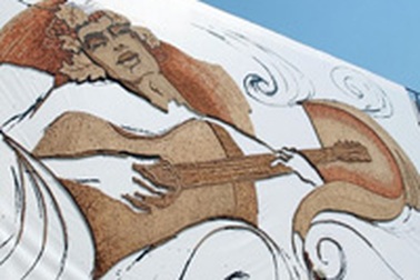 Vẽ tranh bằng 300.000 nút chai rượu vang