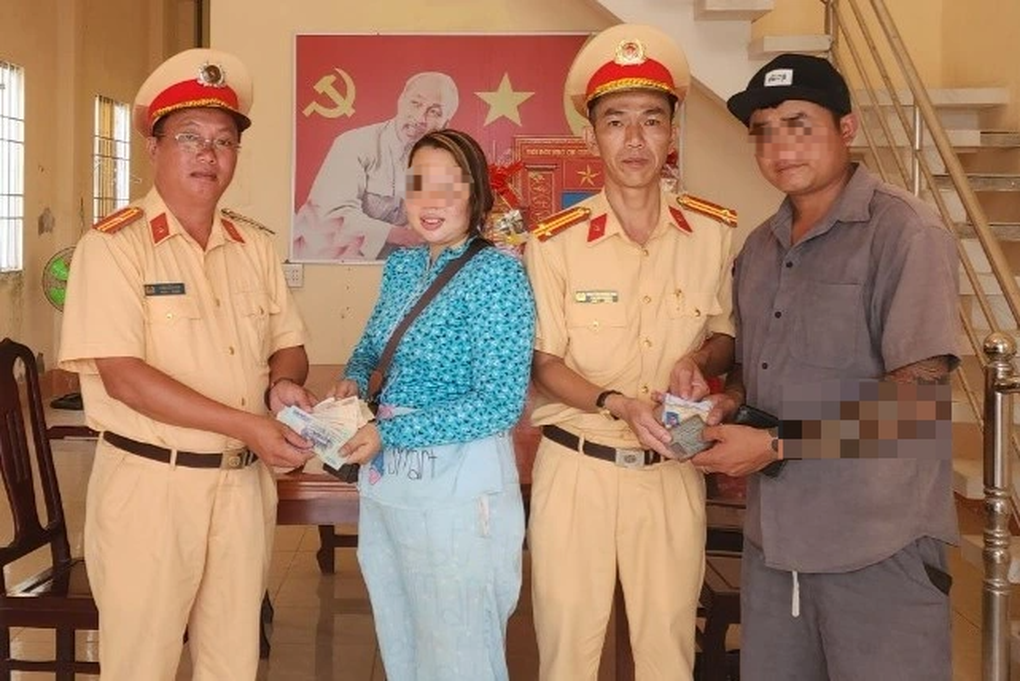 Cán bộ CSGT nhặt được ví tiền trả lại cho người dân - 1 Cán bộ CSGT nhặt được ví tiền trả lại cho người dân - 1