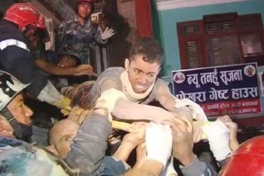 Sống sót nhờ uống nước tiểu sau hơn 80 giờ bị vùi lấp do động đất