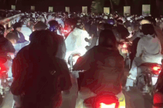 Tắc dài dòng khách xếp hàng mua vé vào Vườn Quốc gia Ba Vì