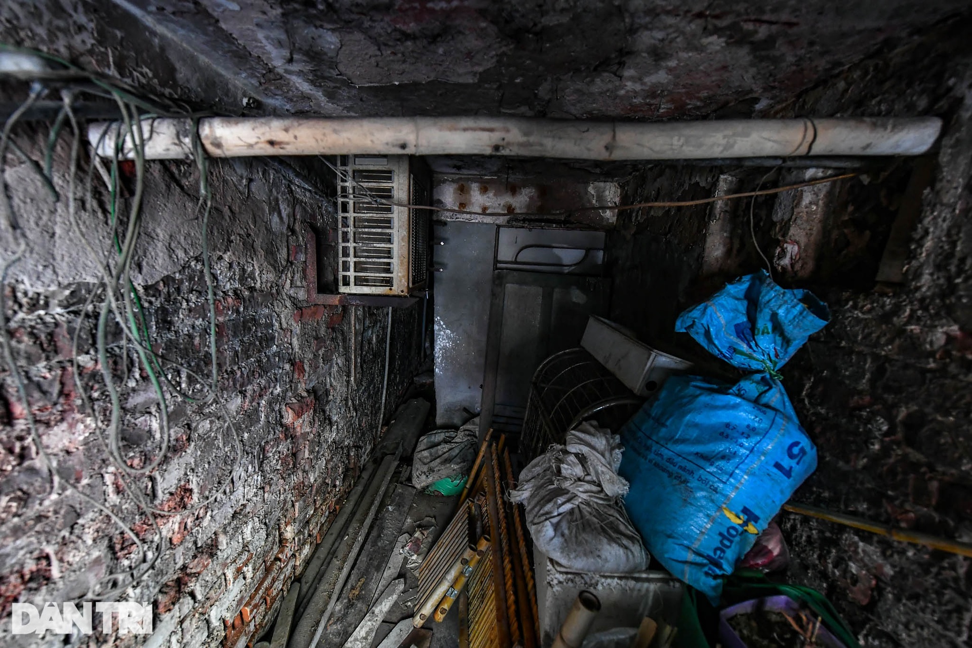 Nhà biến thành hầm ẩm thấp, dột nát tại chung cư tập thể cũ Hà Nội - 9 Nhà biến thành hầm ẩm thấp, dột nát tại chung cư tập thể cũ Hà Nội - 9