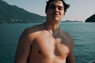 Lana Condor vui chơi với các bạn ngoài biển trong một ngày hè