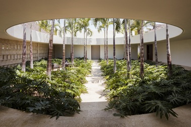 Chiêm ngưỡng dinh thự độc đáo sở hữu cả “ốc đảo” ngay giữa nhà