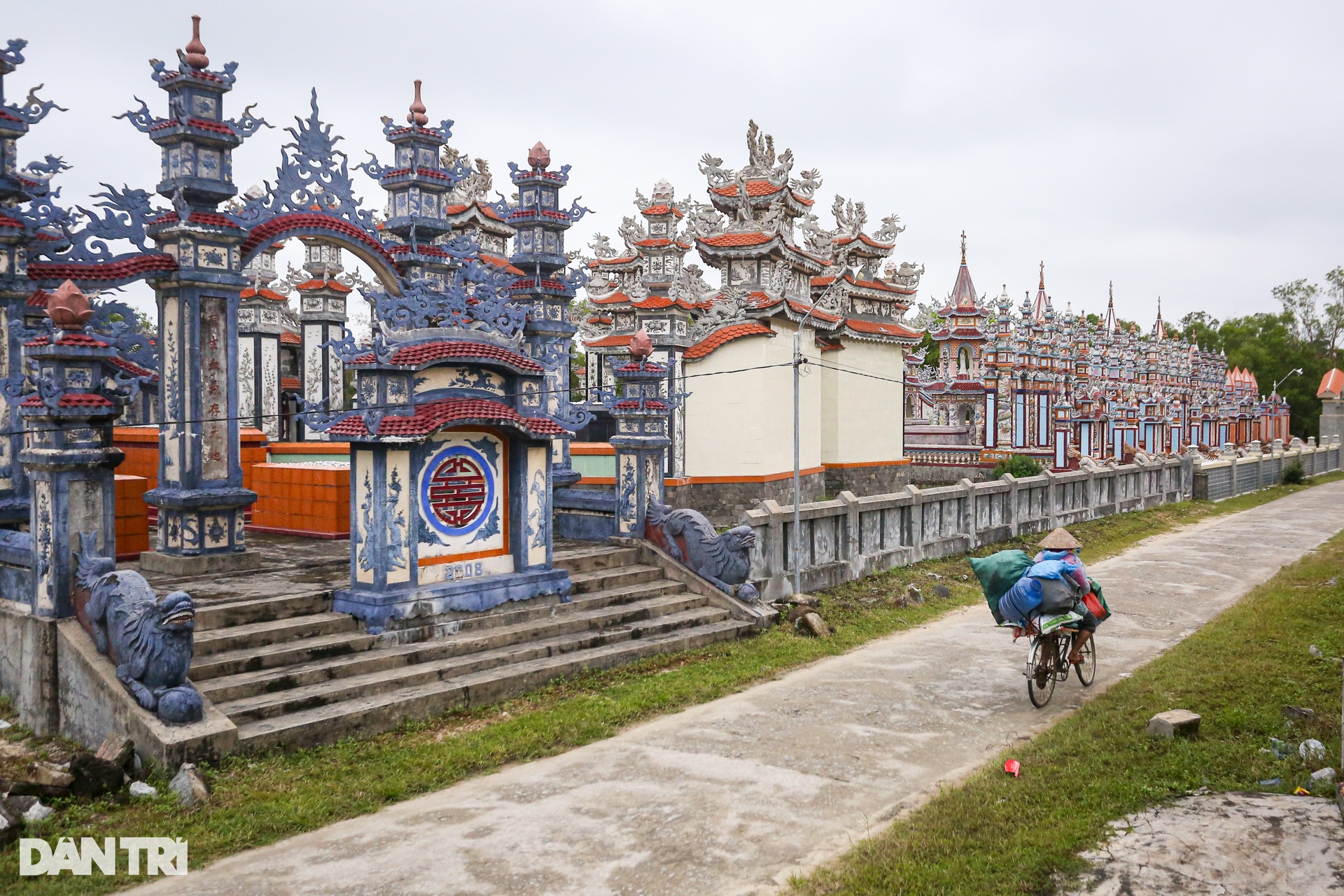 Ngắm những biệt thự lăng mộ bạc tỷ xa hoa như lăng vua chúa ở Huế - 3 Ngắm những biệt thự lăng mộ bạc tỷ xa hoa như lăng vua chúa ở Huế - 3