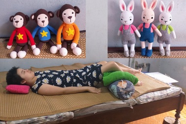 Cô gái dân tộc Tày nằm liệt, vượt số phận bán thú len kiếm tiền chữa bệnh