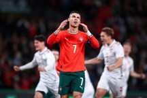 Ronaldo lập kỷ lục ấn tượng, bật khóc vì đá hỏng phạt đền