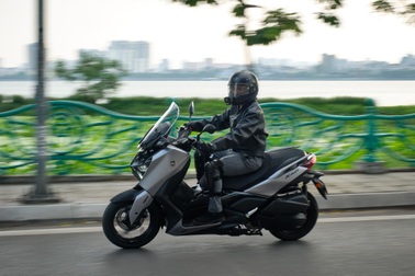 Xe tay ga đường dài Yamaha XMAX 300: Lựa chọn cho người sống xa trung tâm