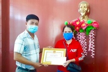 Người phụ nữ nghèo không tham của rơi, dùng tiền thưởng ủng hộ chống dịch