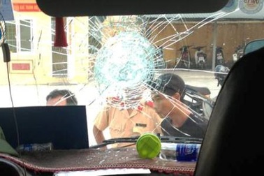 Hàng chục hành khách hốt hoảng vì xe khách bị ném đá