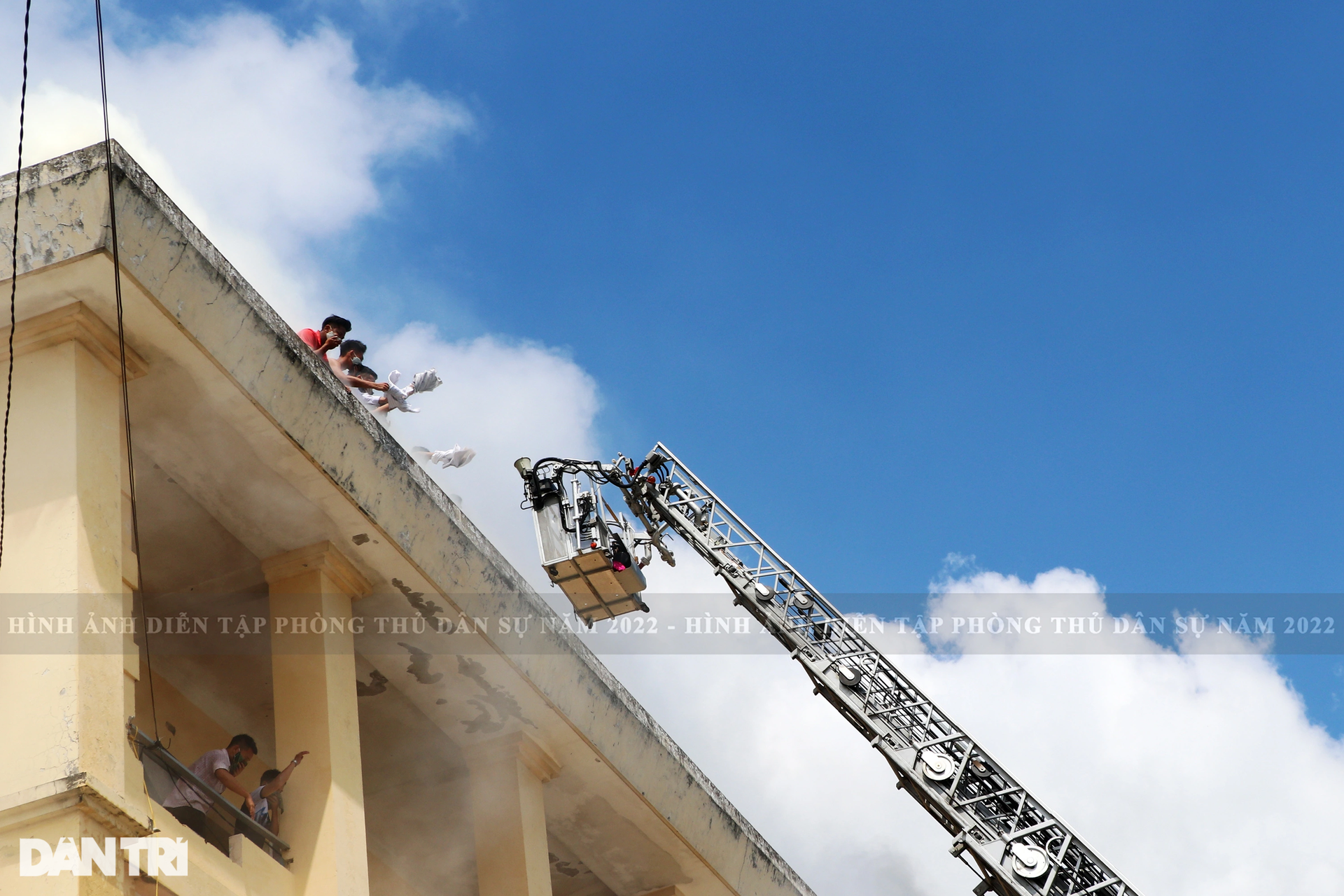 Giả định tình huống thảm họa cháy chung cư, hàng trăm người mắc kẹt - 10