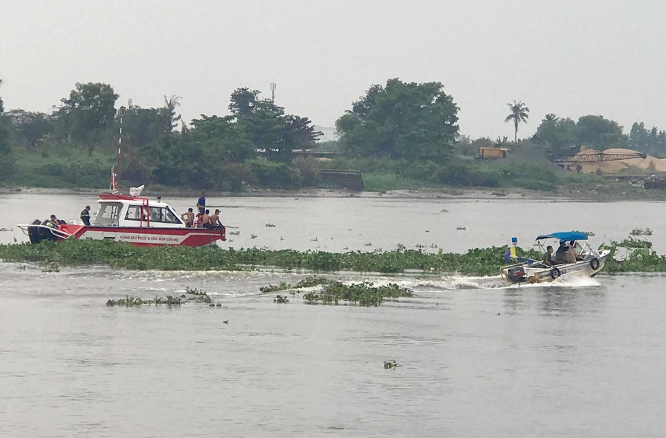 Sà lan tông chìm ghe, chồng bị thương, vợ mất tích - 1 Sà lan tông chìm ghe, chồng bị thương, vợ mất tích - 1