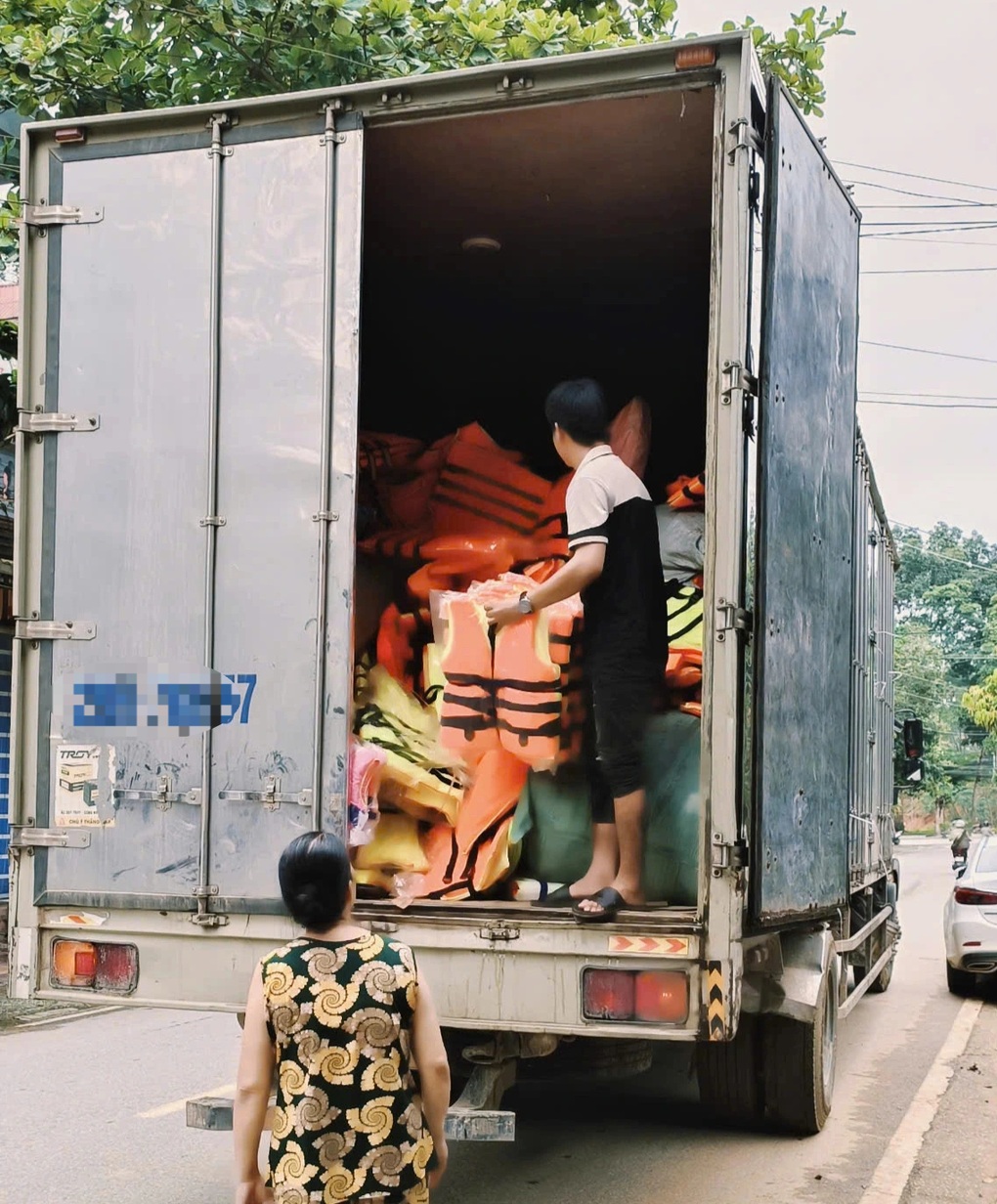 Người Yên Bái gom áo phao tặng đồng bào miền Trung: Món quà nặng ân tình - 2 Người Yên Bái gom áo phao tặng đồng bào miền Trung: Món quà nặng ân tình - 2