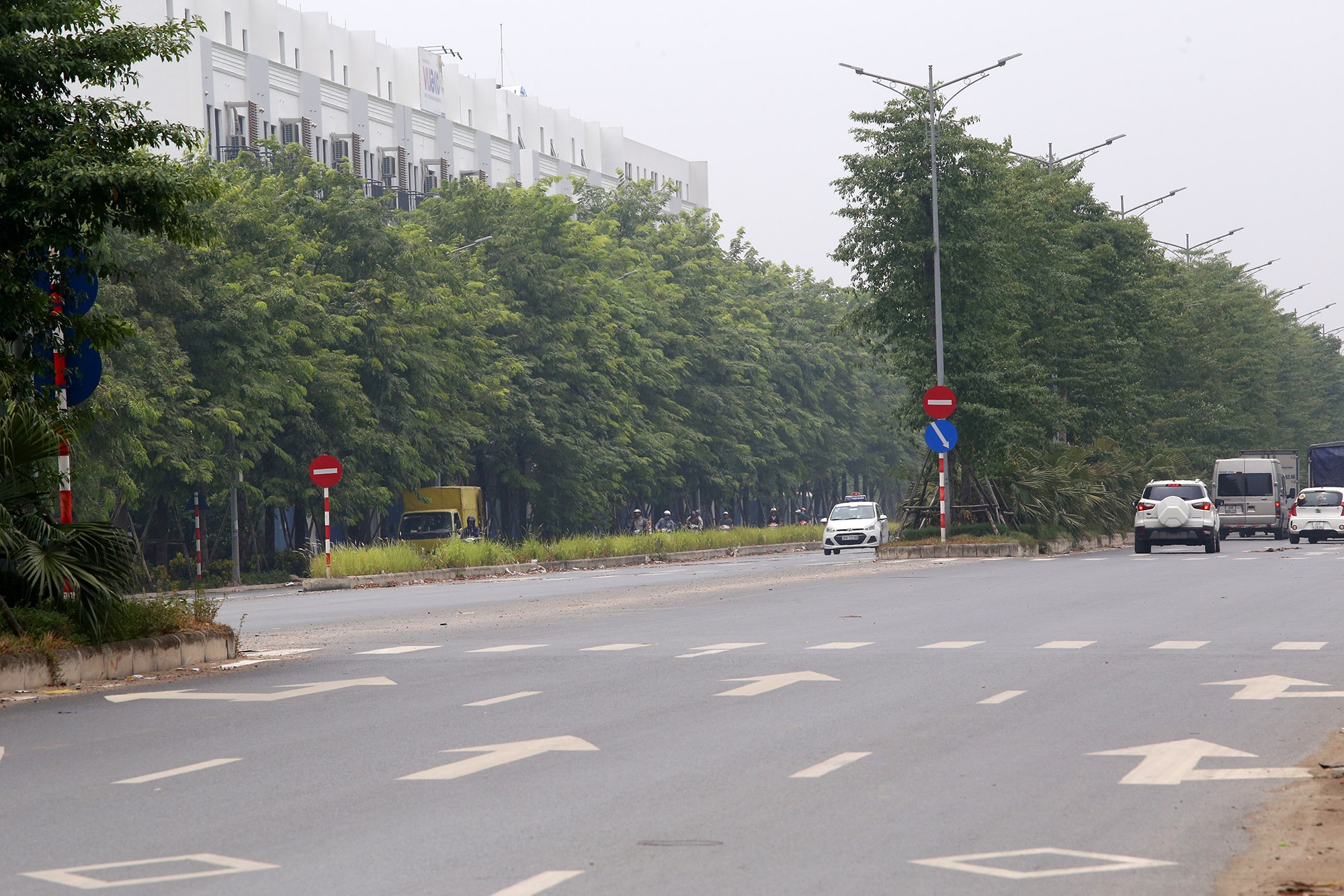 Rác ngổn ngang dọc tuyến đường nghìn tỷ giữa trung tâm Hà Nội - 1 Rác ngổn ngang dọc tuyến đường nghìn tỷ giữa trung tâm Hà Nội - 1