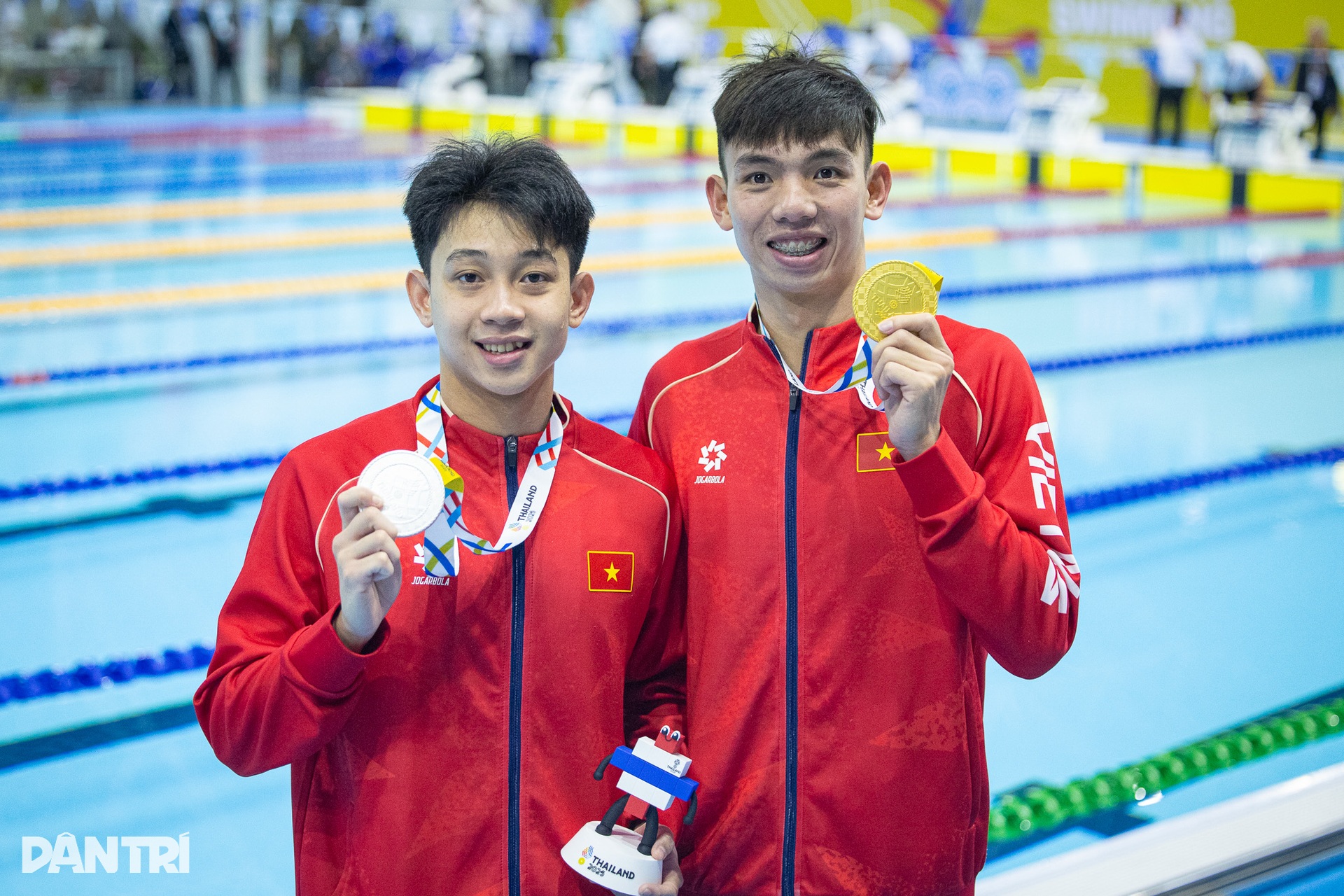 O irmão mais novo de Ánh Viên destrona a irmã mais velha e conquista a medalha de ouro nos 33º Jogos do Sudeste Asiático - 2014. Em trai Ánh Viên soán ngôi đàn anh, giành HCV SEA Games 33 - 14