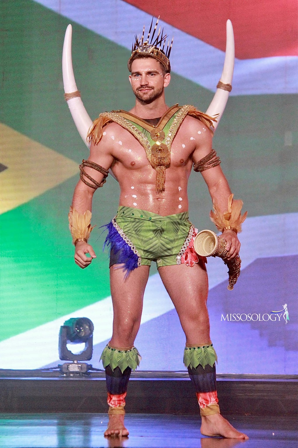 Loạt trang phục kiệm vải gây tranh cãi của thí sinh Nam vương Toàn cầu 2022 - 15