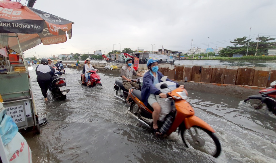 Người Sài Gòn lội nước triều cường đen ngòm về nhà sau giờ tan tầm - 13