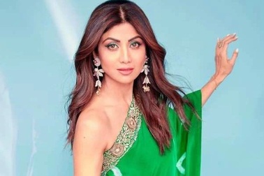 Minh tinh Ấn Độ khóc khi cảnh sát tới khám nhà