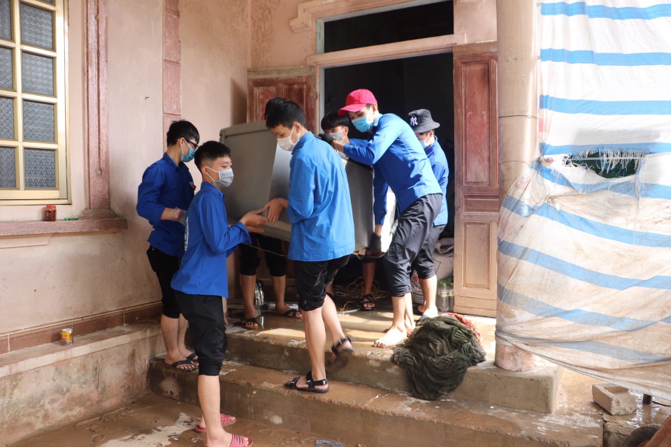 Nhiều bạn trẻ xung phong vào Hà Tĩnh giúp đồng bào khắc phục hậu quả lũ lụt - 5 Nhiều bạn trẻ xung phong vào Hà Tĩnh giúp đồng bào khắc phục hậu quả lũ lụt - 5
